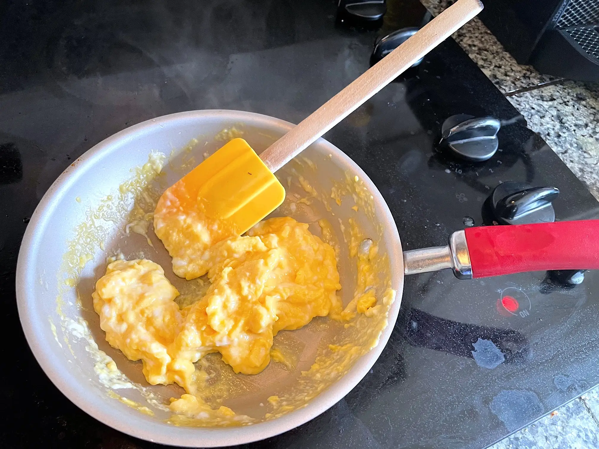 Making eggs with Martha Stewart's scrambled eggs hack