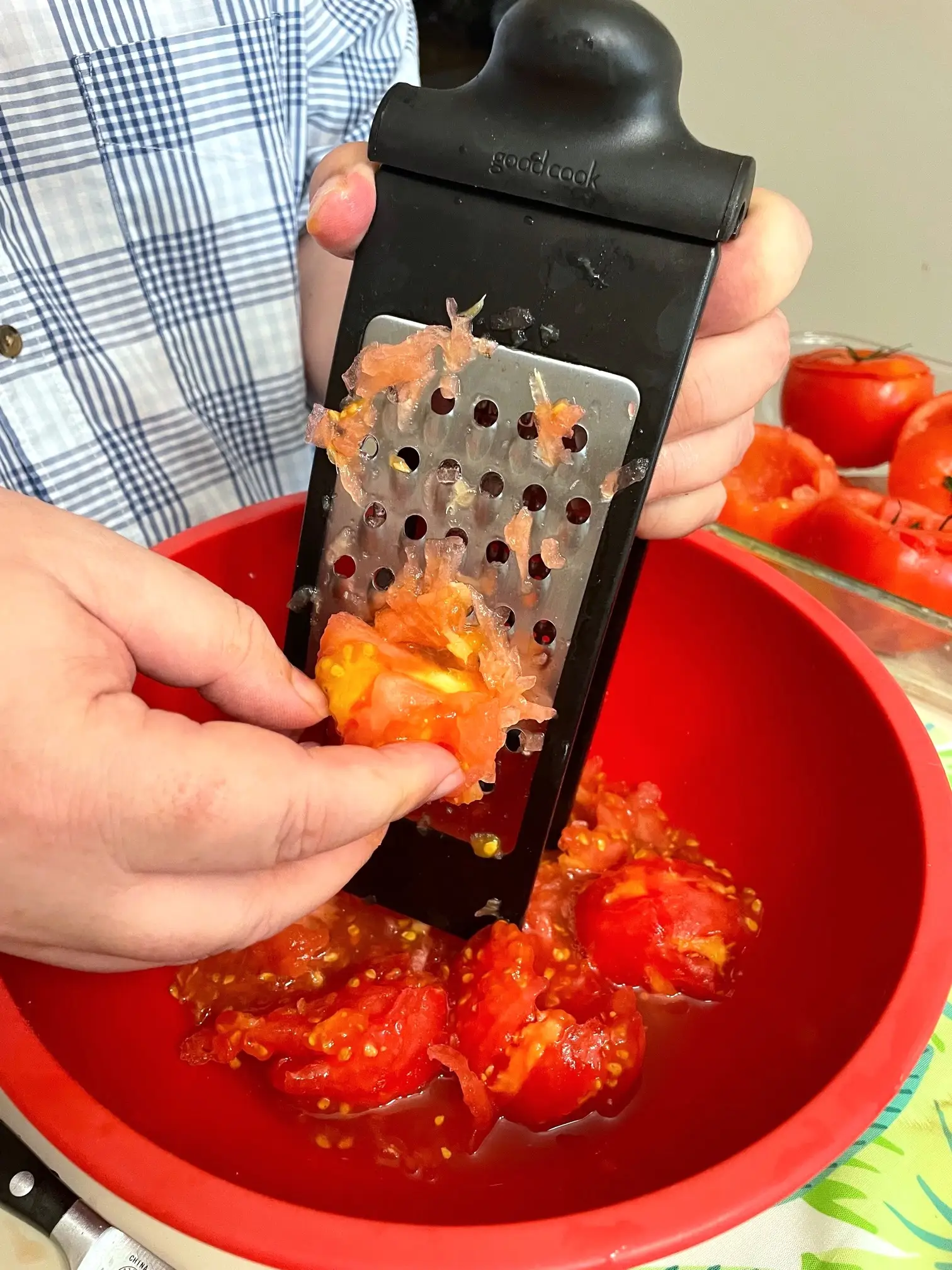 Grating tomato for yemista