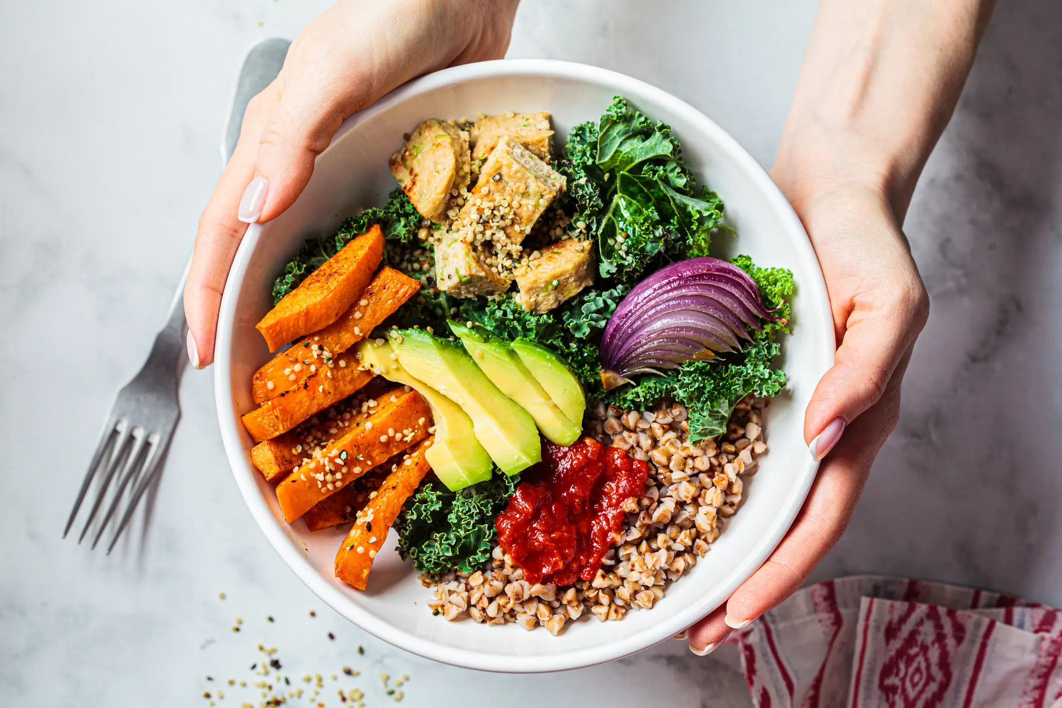 Vegan lunch bowl with colorful vegetables.