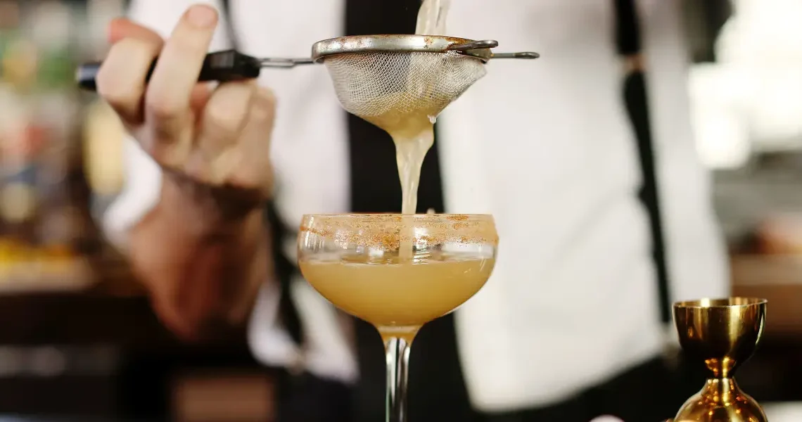 A bartender shares the 5 red flags she always looks for at a bar