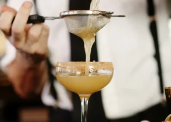 A bartender shares the 5 red flags she always looks for at a bar