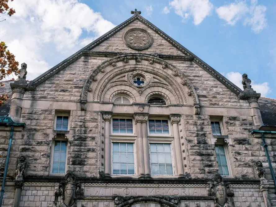 The Tilton Memorial Hall at Tulane University was built in a neo-Romanesque architectural style.