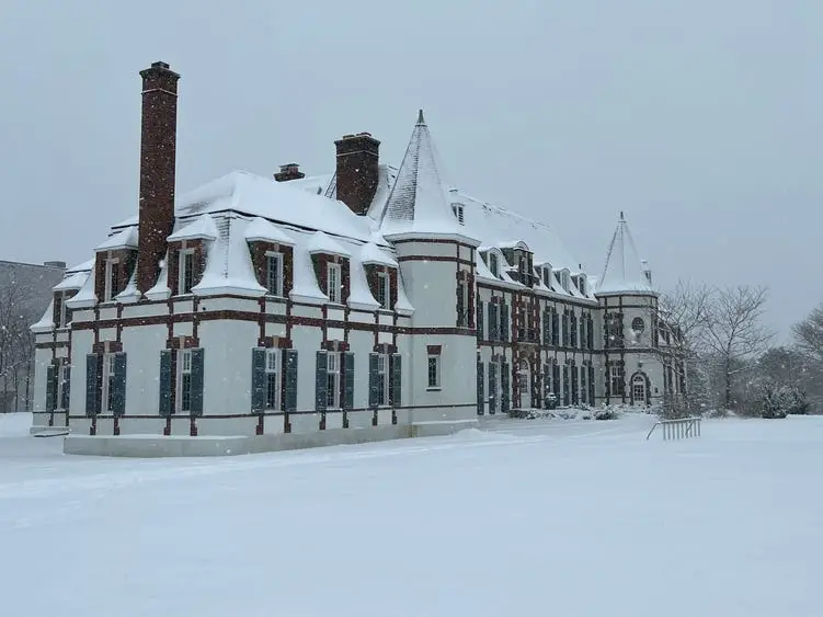 Le Chateau, built in 1925, now houses the Grand Salon, classrooms, French Department offices, and residential rooms for about 50 students.
