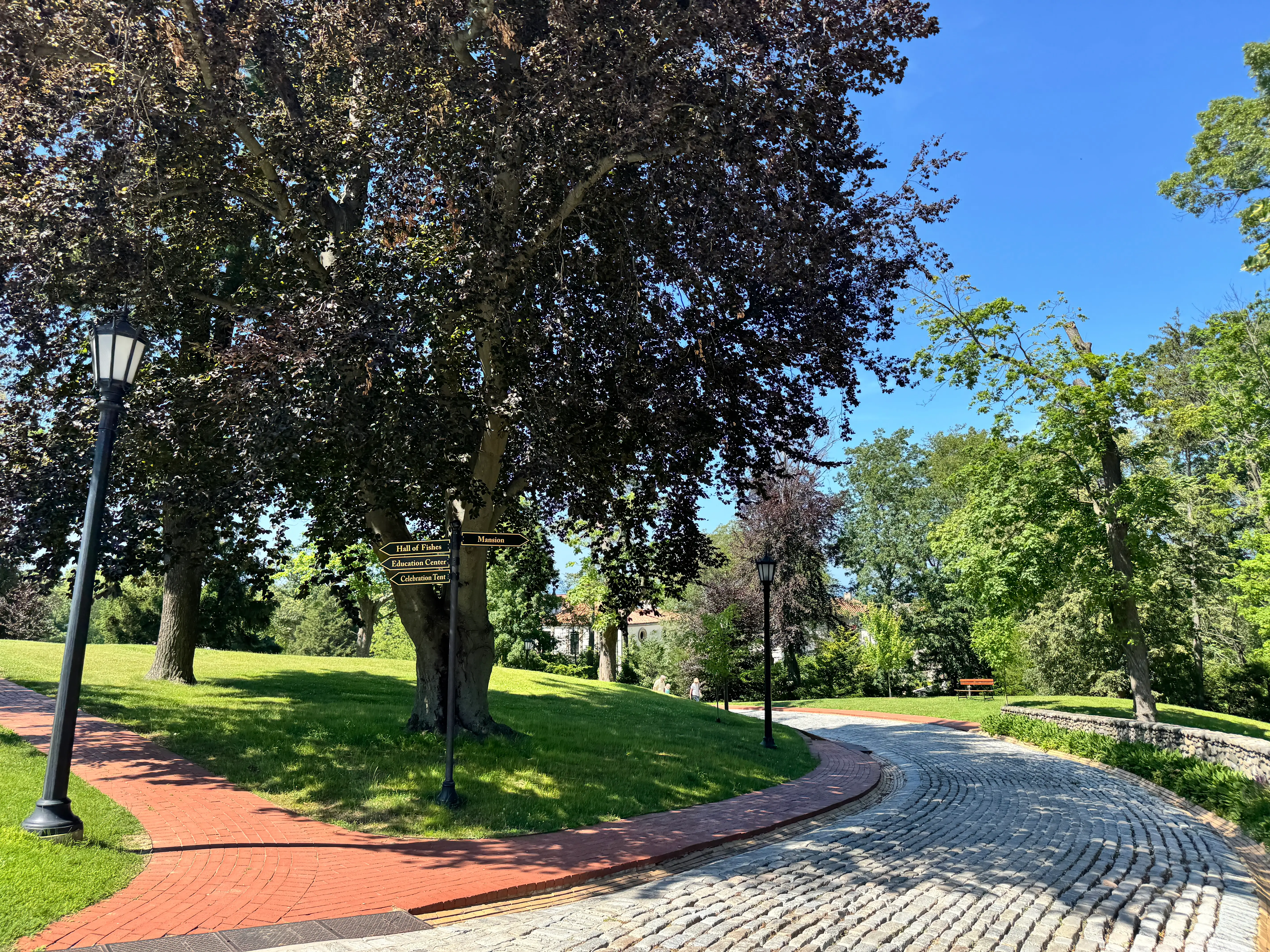 walkway to the vanderbilt mansion