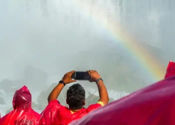 Disappointing photos show what visiting Niagara Falls in Canada is really like