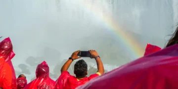Disappointing photos show what visiting Niagara Falls in Canada is really like