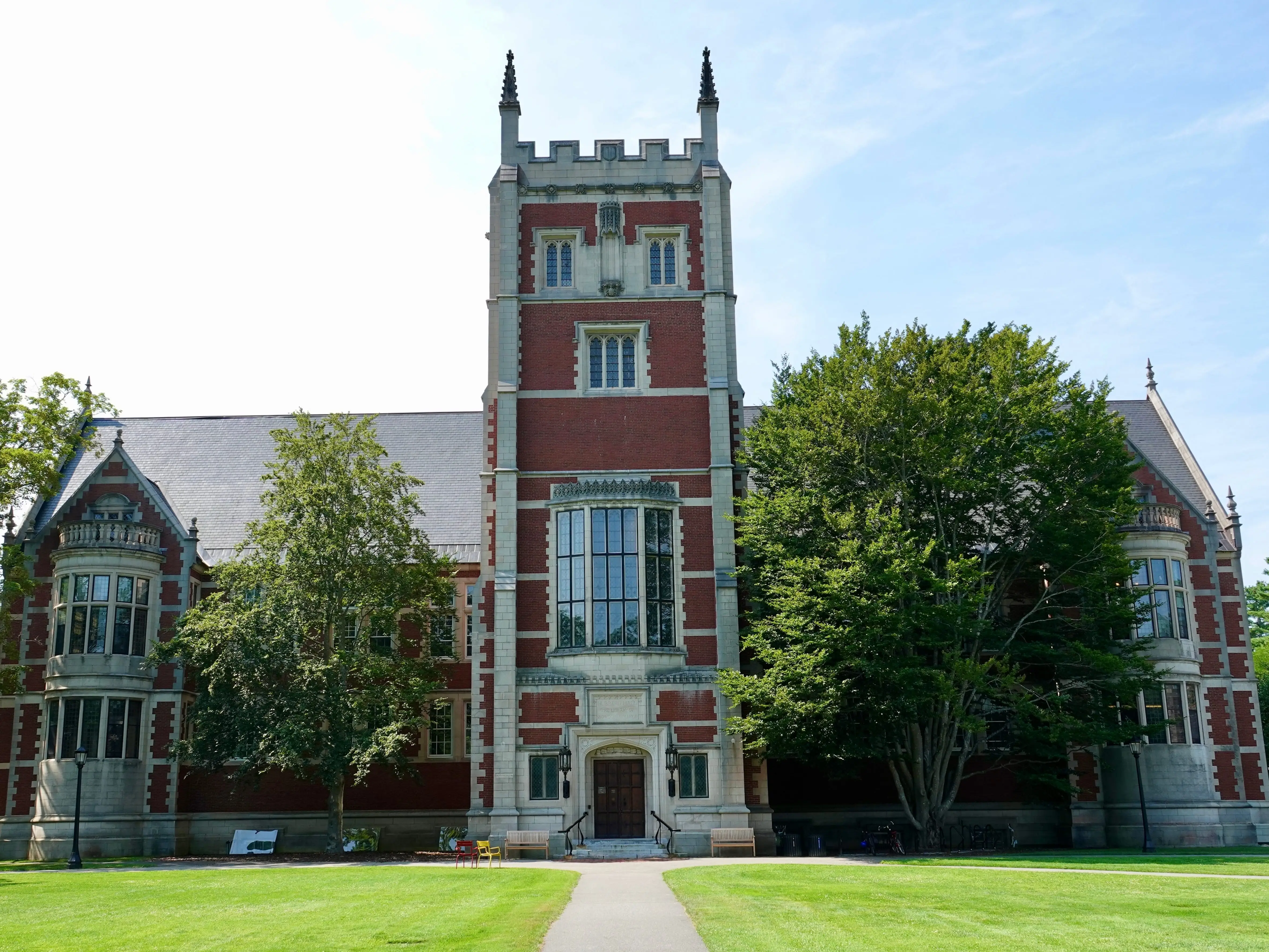 Hubbard Hall building on Bowdoin College campus.