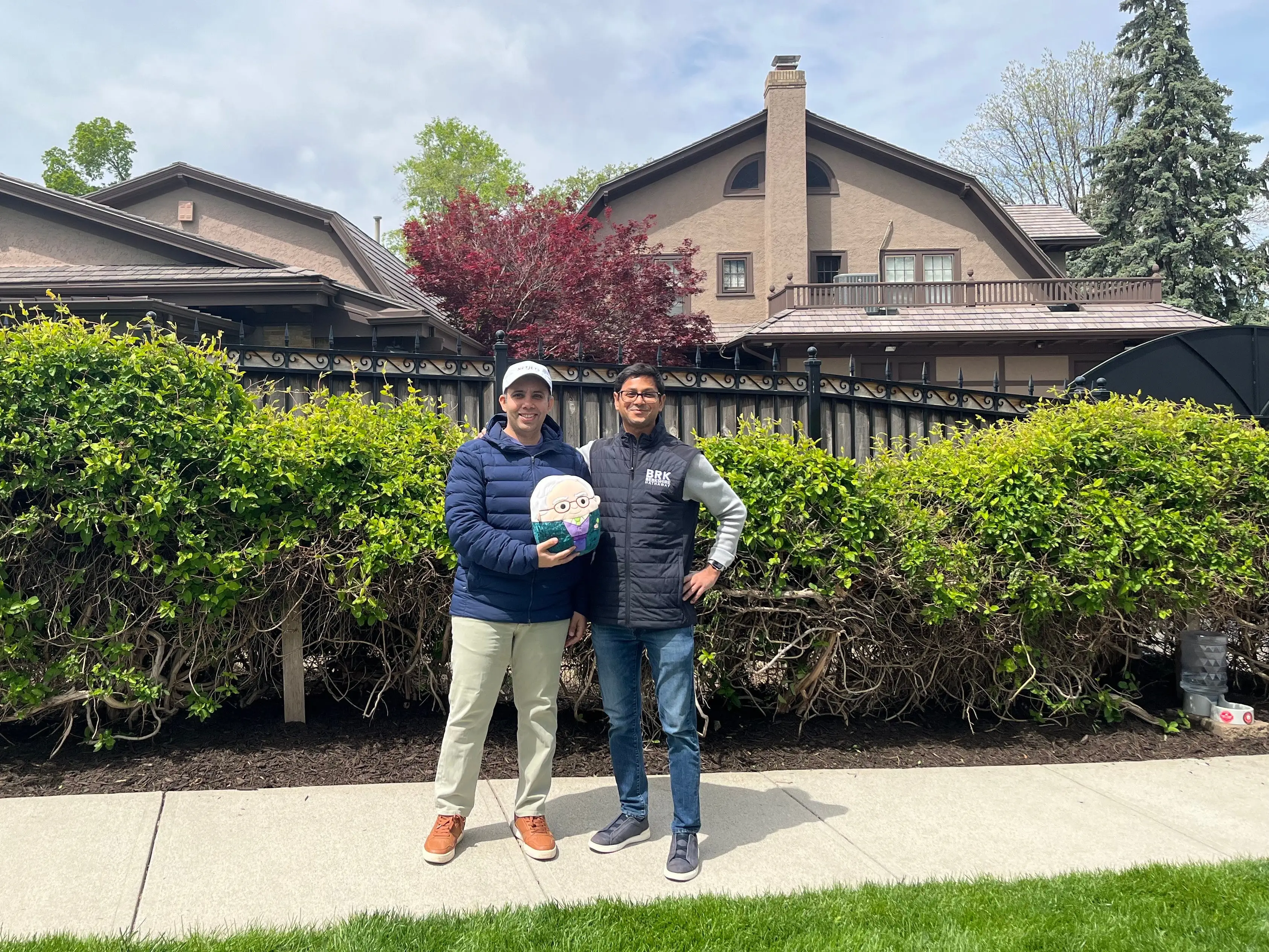 Two Warren Buffett fans outside of his home.