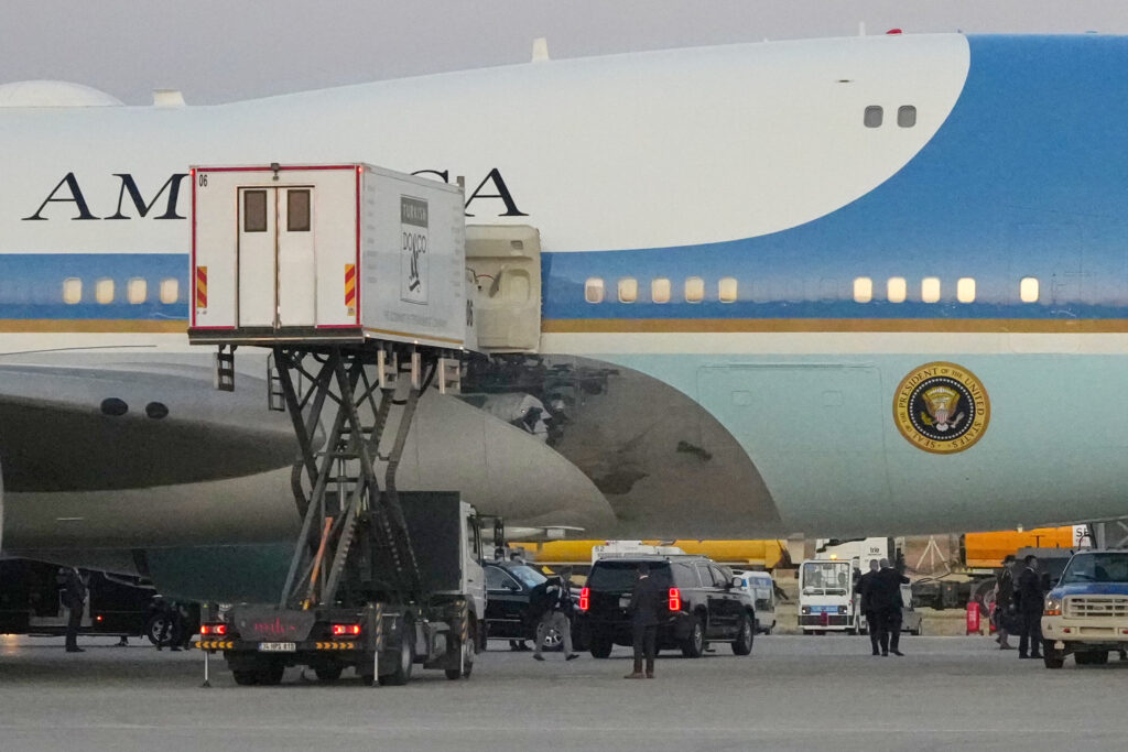 Close Trump aides — but no Cabinet officials — made secret catering truck move