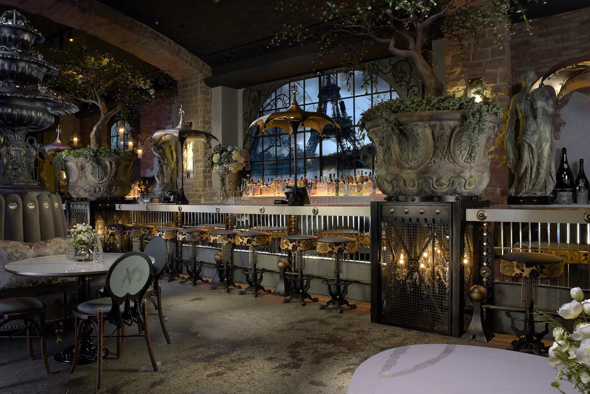 Inside Vanderpump à Paris.