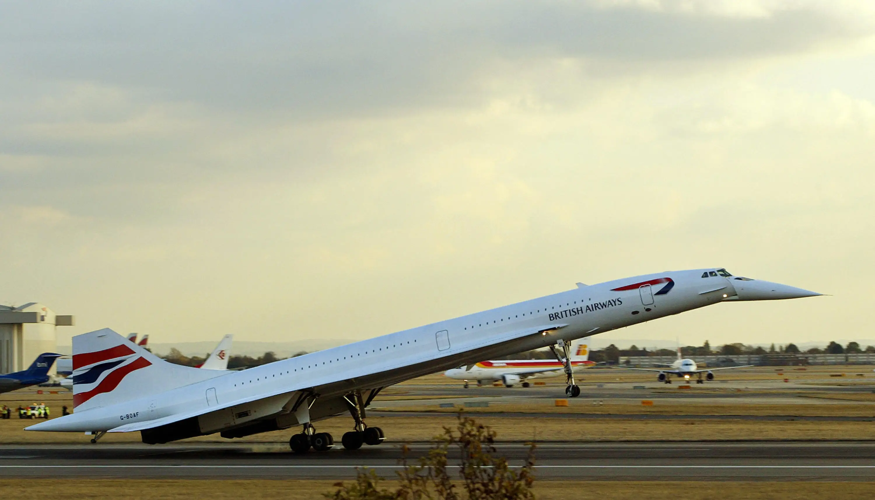 This picture taken 24 October 2003 shows Concorde touching down at London's Heathrow airport after the last scheduled flight from New York.