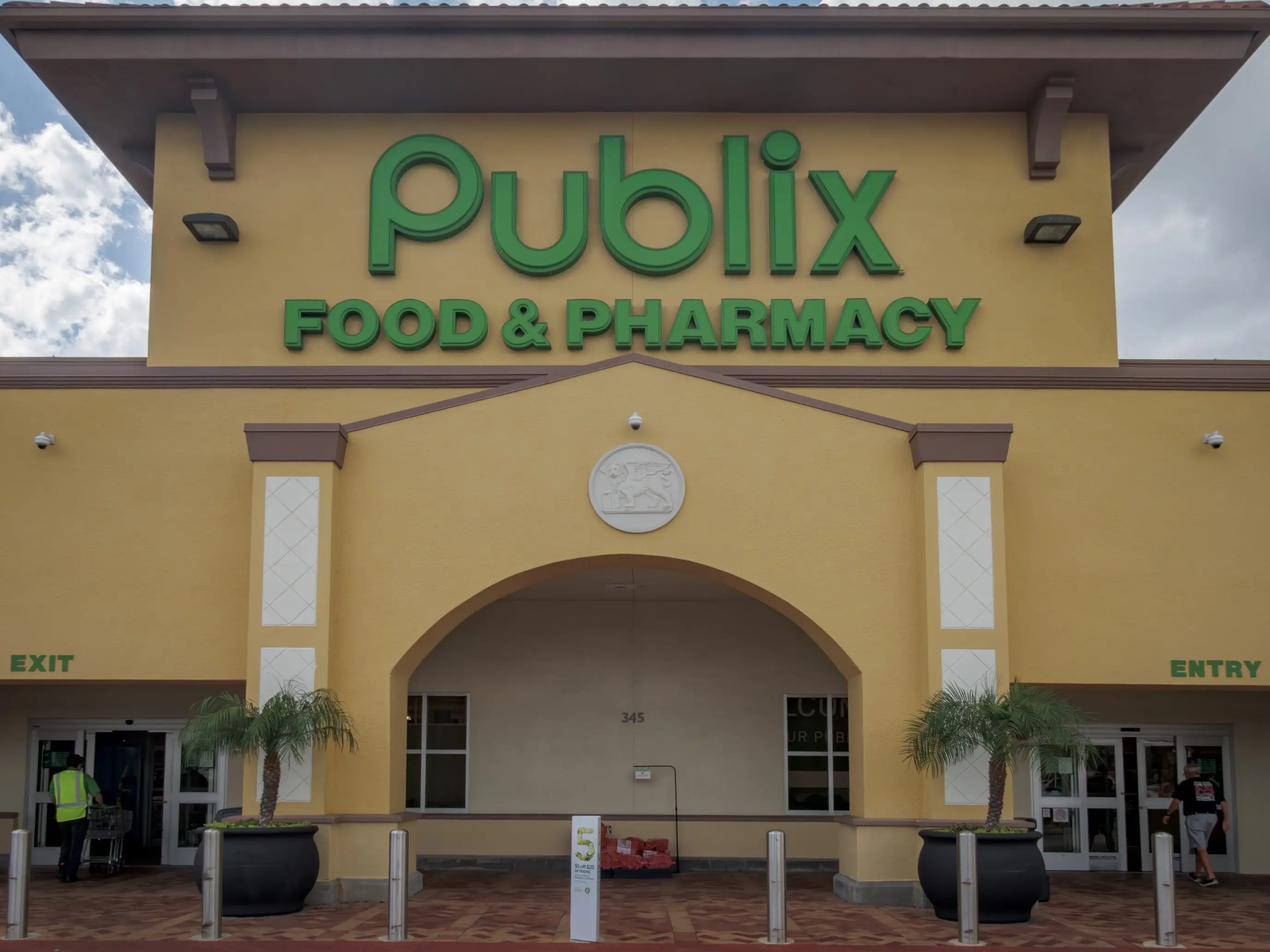 Sign at the entrance to a Publix in Venice, Florida.