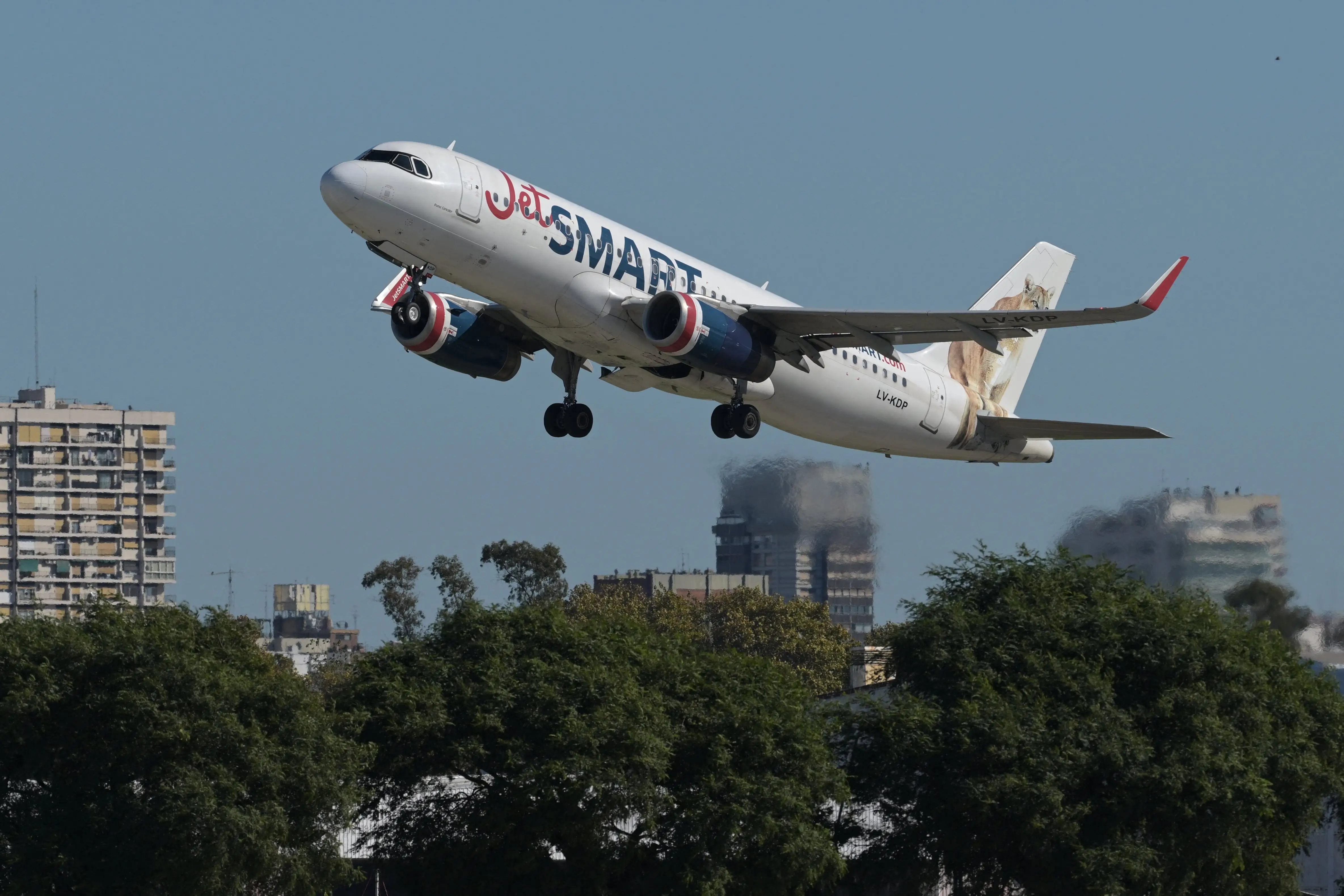 JetSMART plane flying.