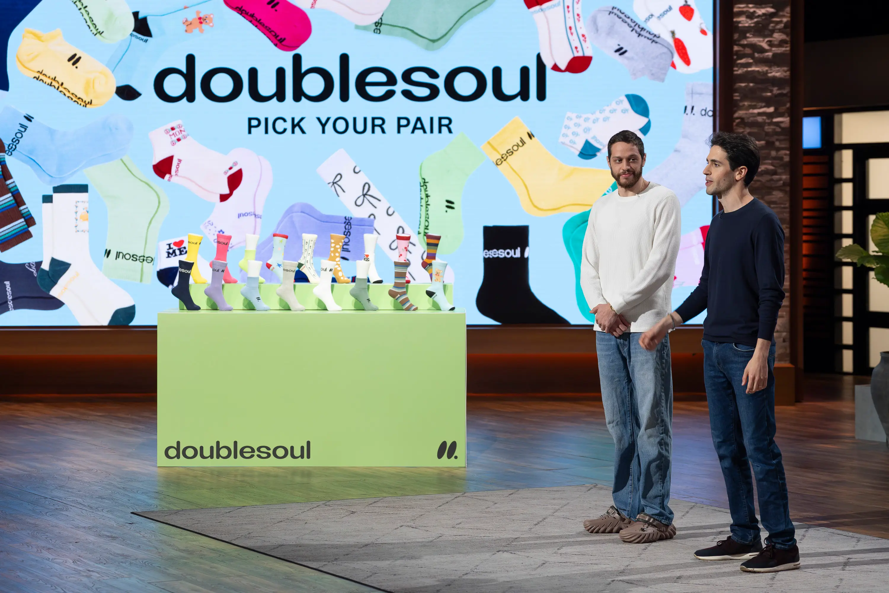 Go-getters enter the Tank for a once-in-a-lifetime opportunity to strike a deal with the Sharks. In the Season 17 premiere, entrepreneurs pitch expressive eco-friendly socks, shock-absorbing shoes, a high-tech jet ski and a line of low-alcohol beer.