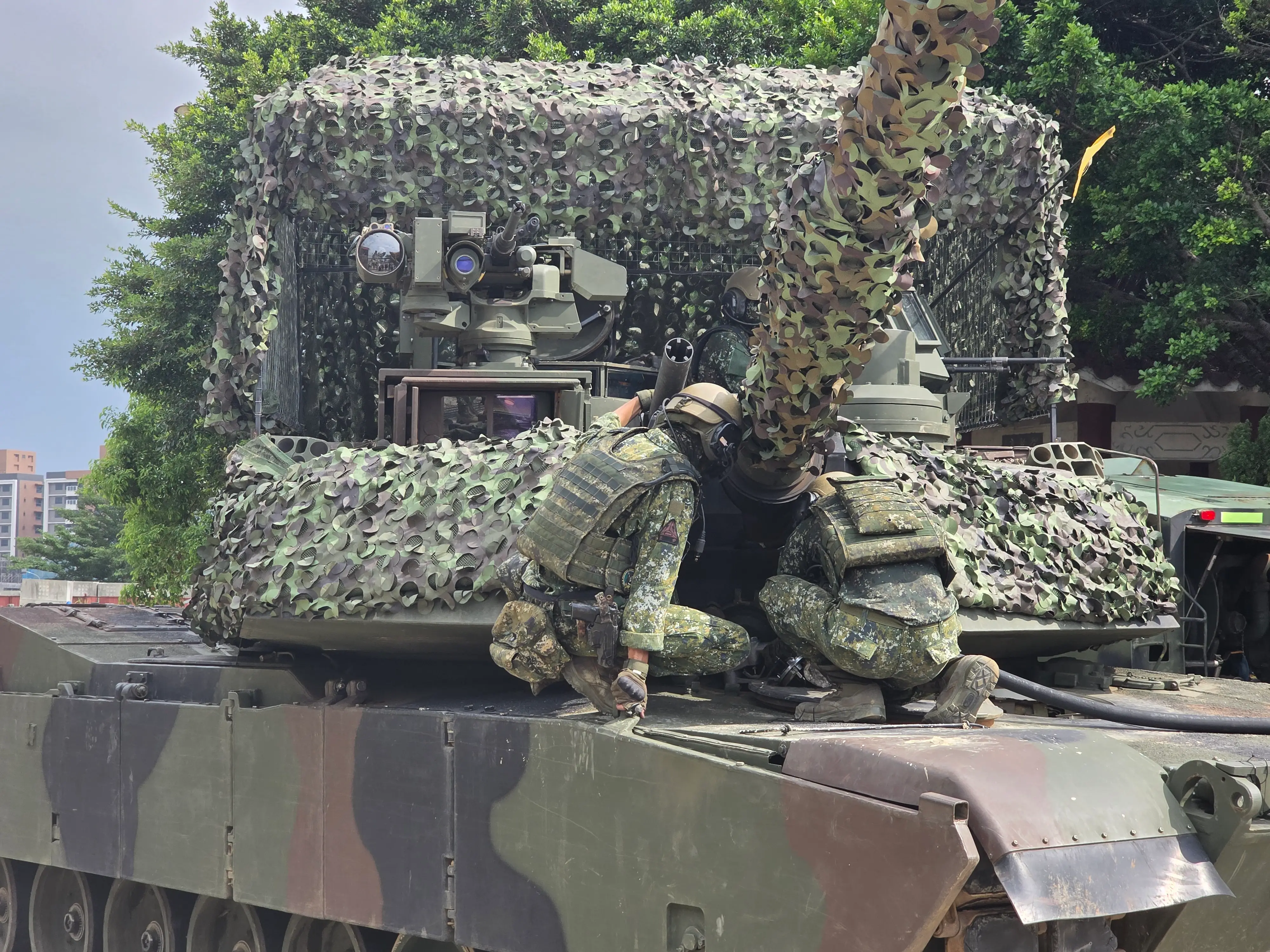 M1A2T operators hook their tank up for refueling.