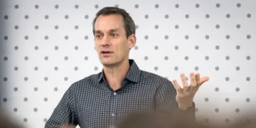 Departing Google chief scientist Jeff Dean has been in talks for a $10 billion valuation for his new AI startup