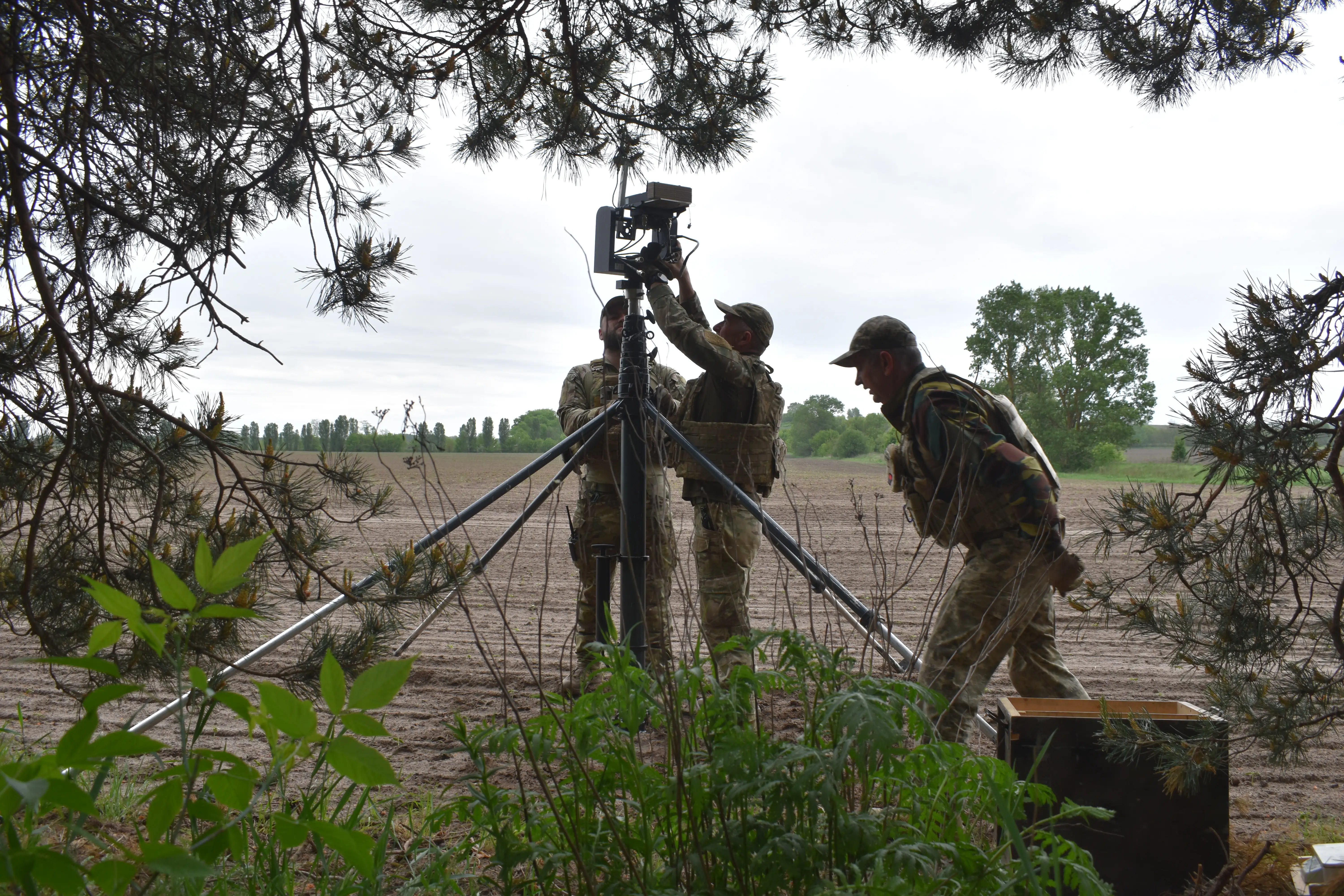 Ukrainian soldiers set up a communicationa antenna.