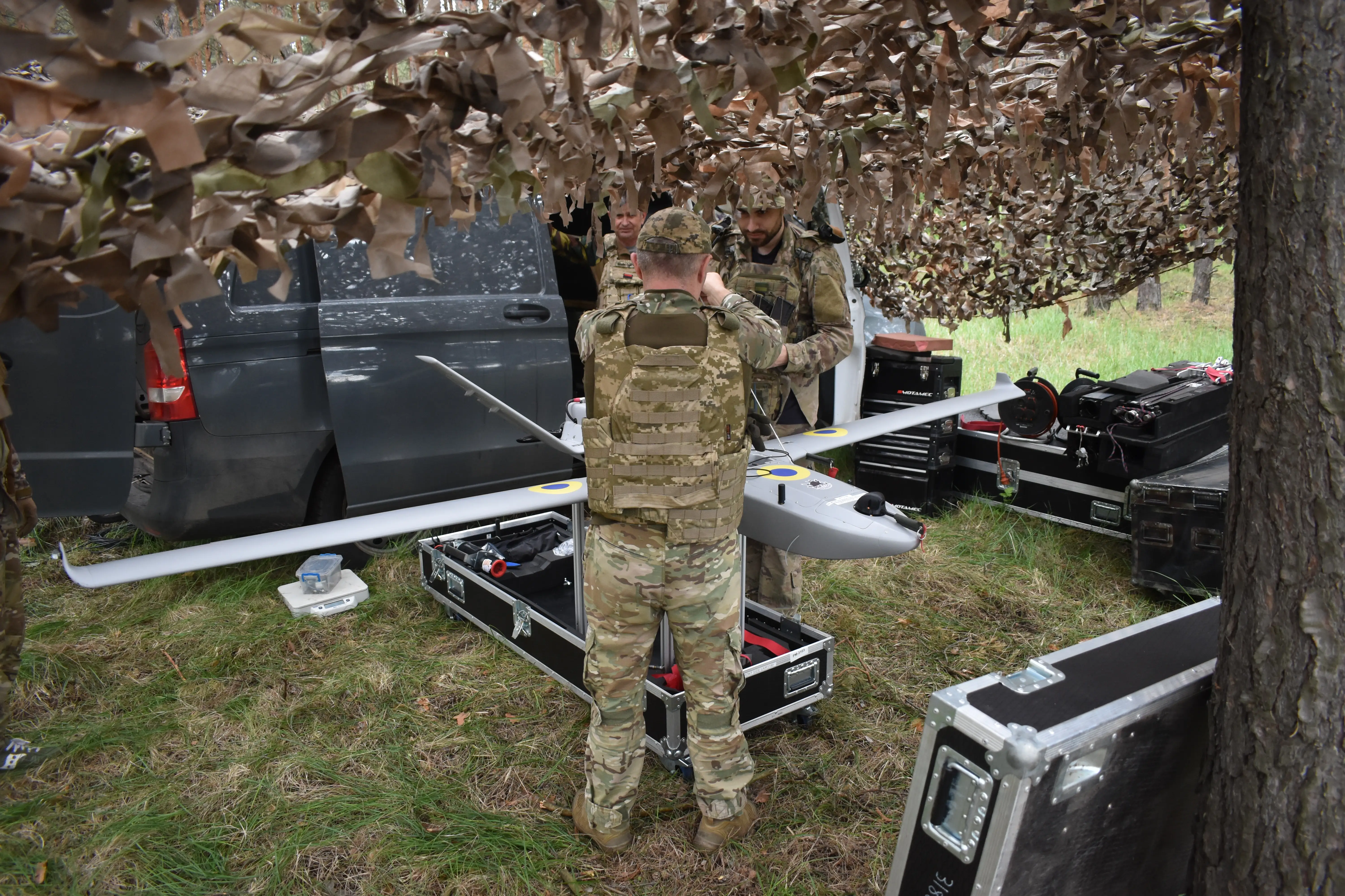 Ukrainian soldiers assemble the AR3 drone.