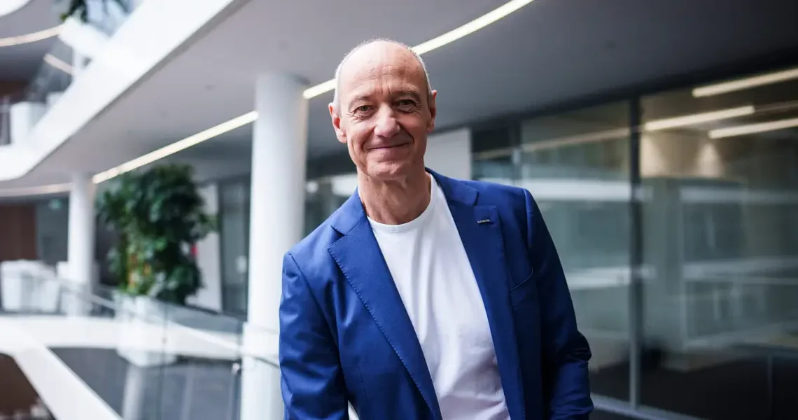 I’m the CEO of Siemens. I reply to most emails with 2-letter responses and don’t have recurring meetings — here’s a day in my life.