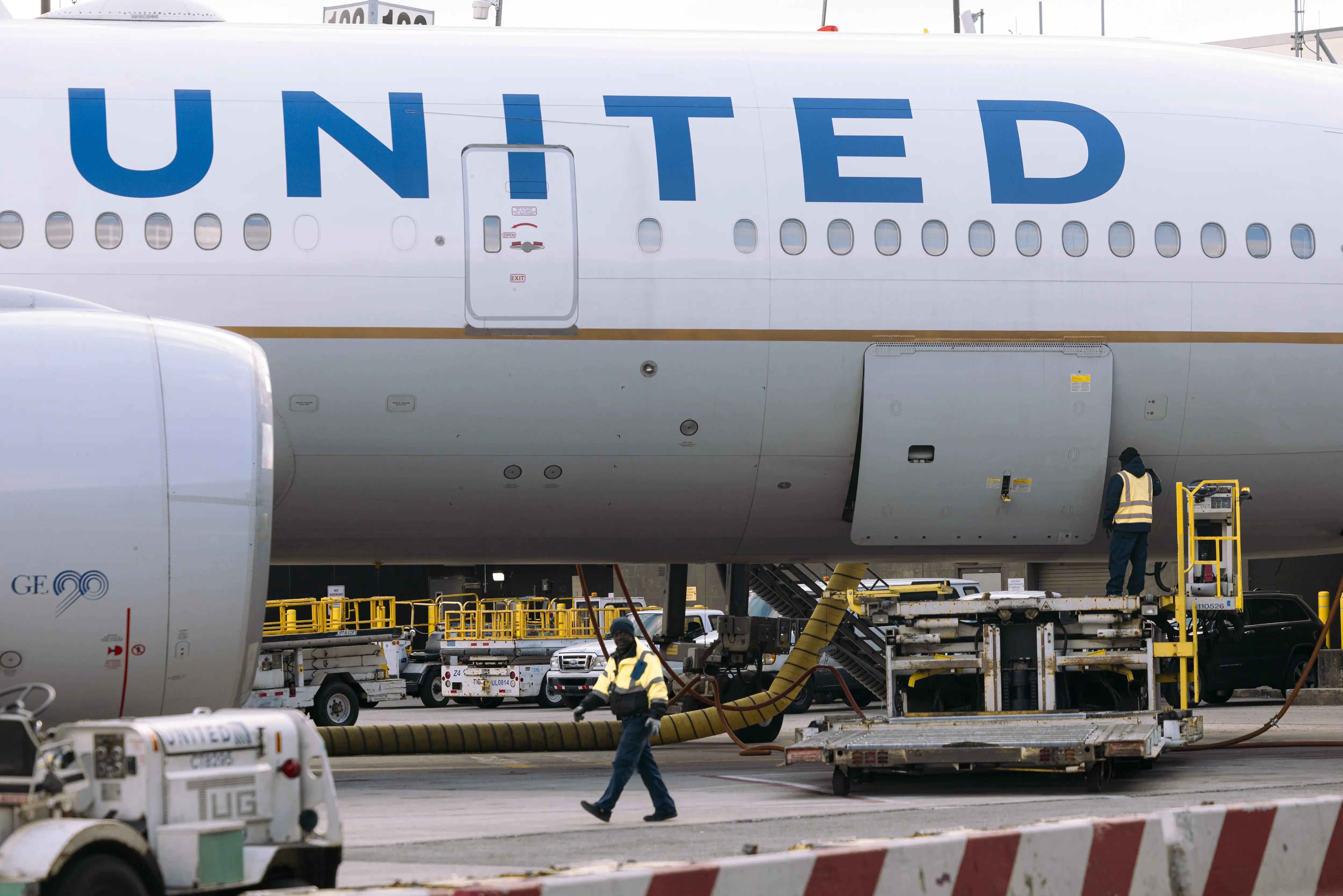 A united boeing 777-200.