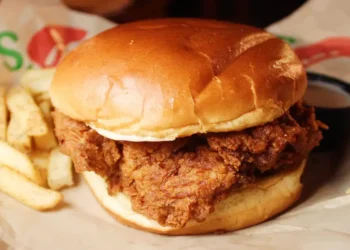 I tried Chili’s crispy chicken sandwich, which is driving sales. It showed me why the chain is winning the value wars.