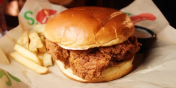 I tried Chili’s crispy chicken sandwich, which is driving sales. It showed me why the chain is winning the value wars.