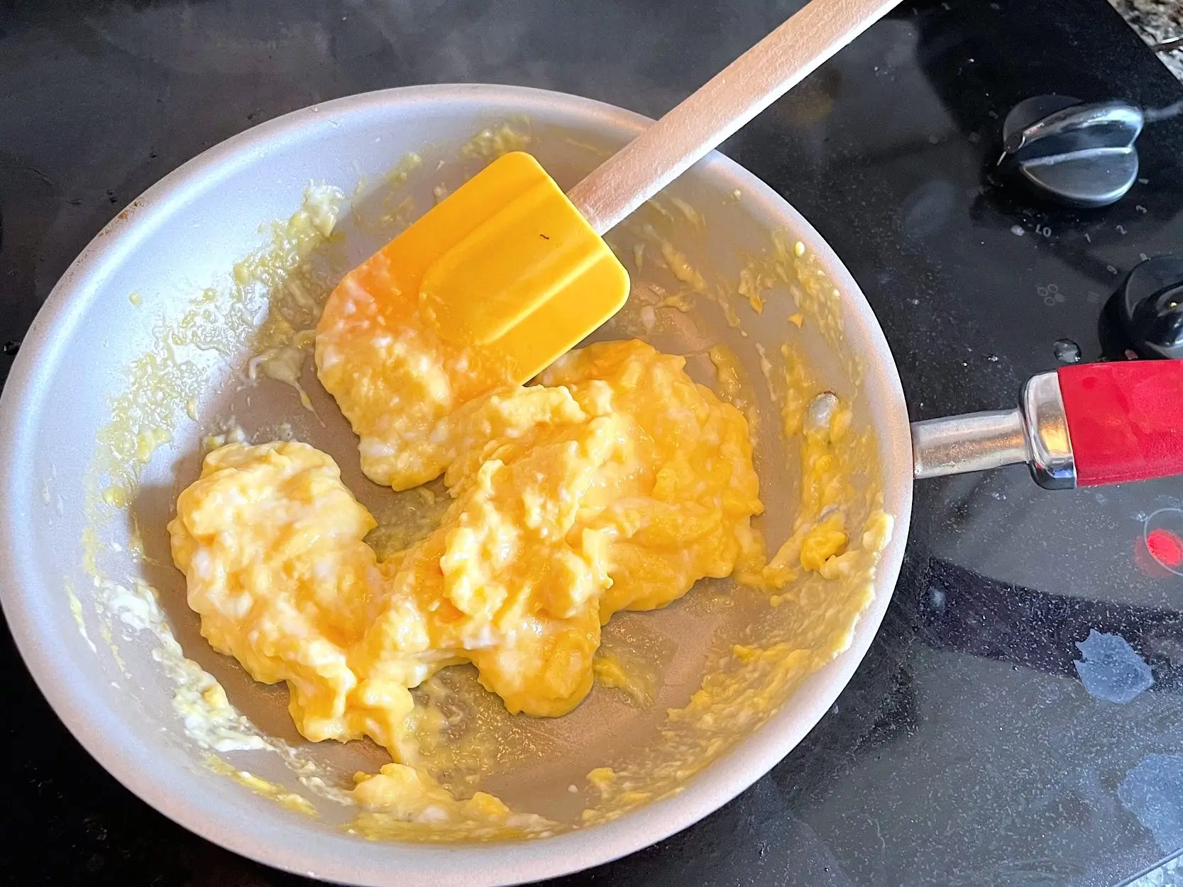 Making eggs with Martha Stewart's scrambled eggs hack