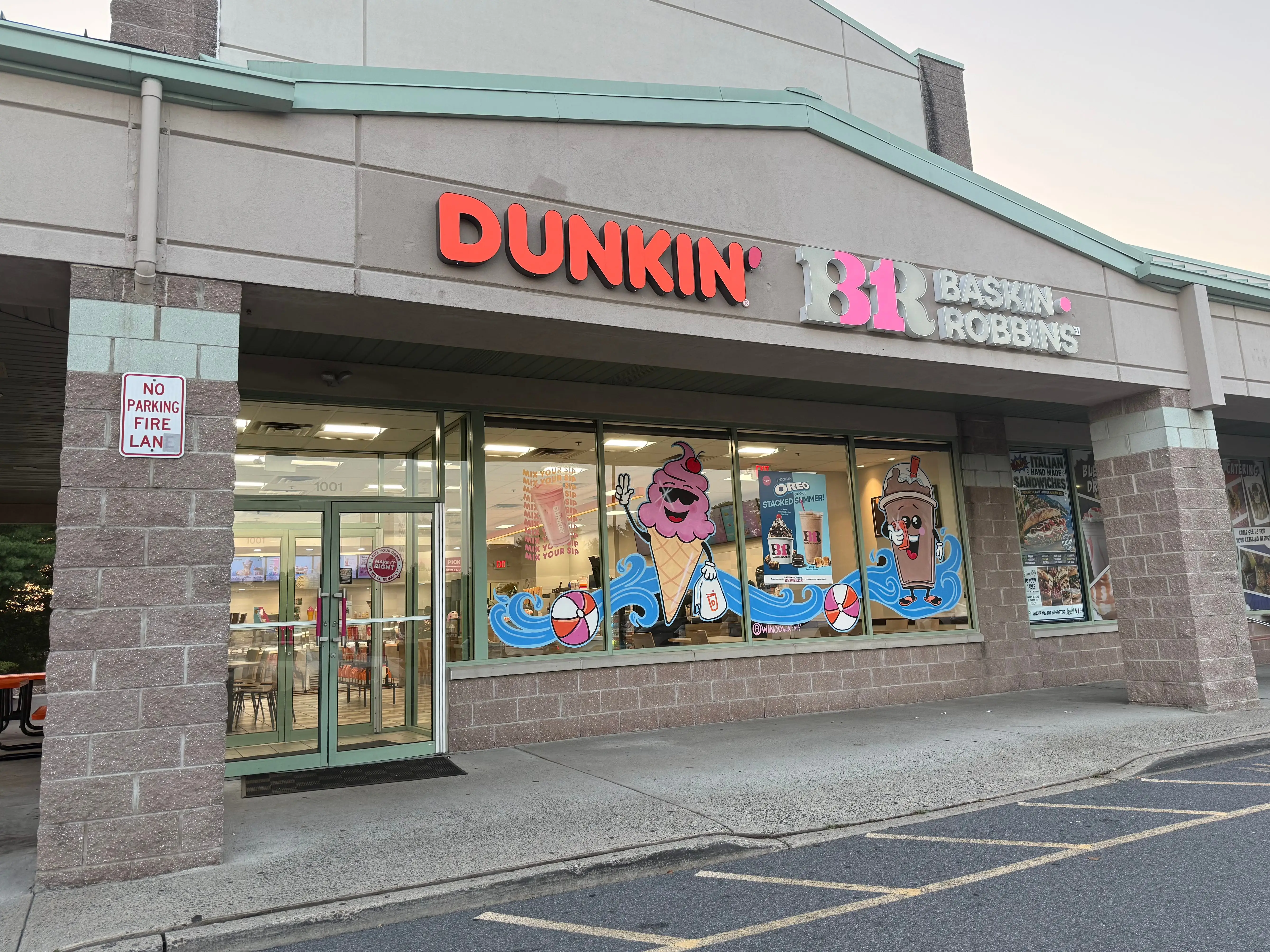The exterior of a Dunkin/Baskin-Robbins.