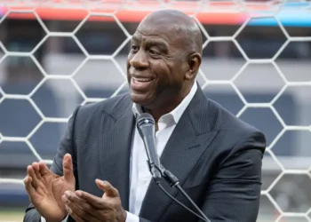 Magic Johnson says why he once ditched his millionaire teammates to talk to a ‘super super billionaire’