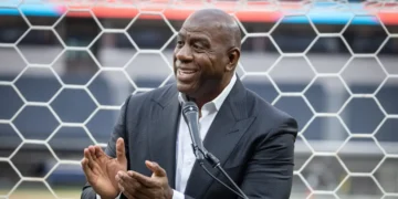 Magic Johnson says why he once ditched his millionaire teammates to talk to a ‘super super billionaire’