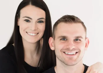 High-school sweethearts started a blog while carrying $40,000 in student debt. By 30, their net worth topped $1 million.