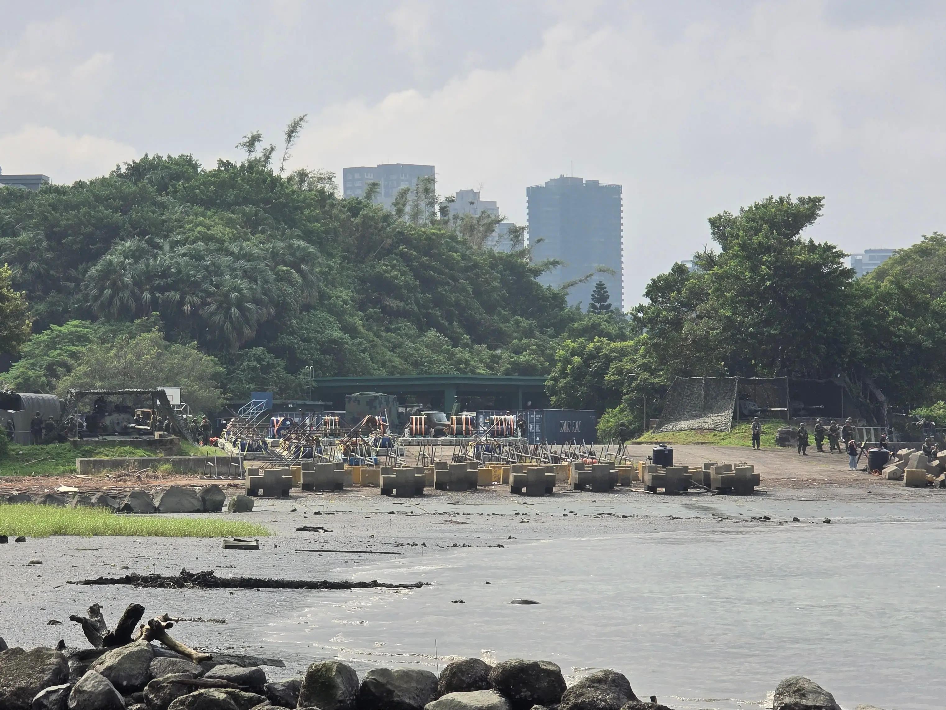 Taiwanese troops prepare obstacles and pontoons on the shore of the Tamsui.