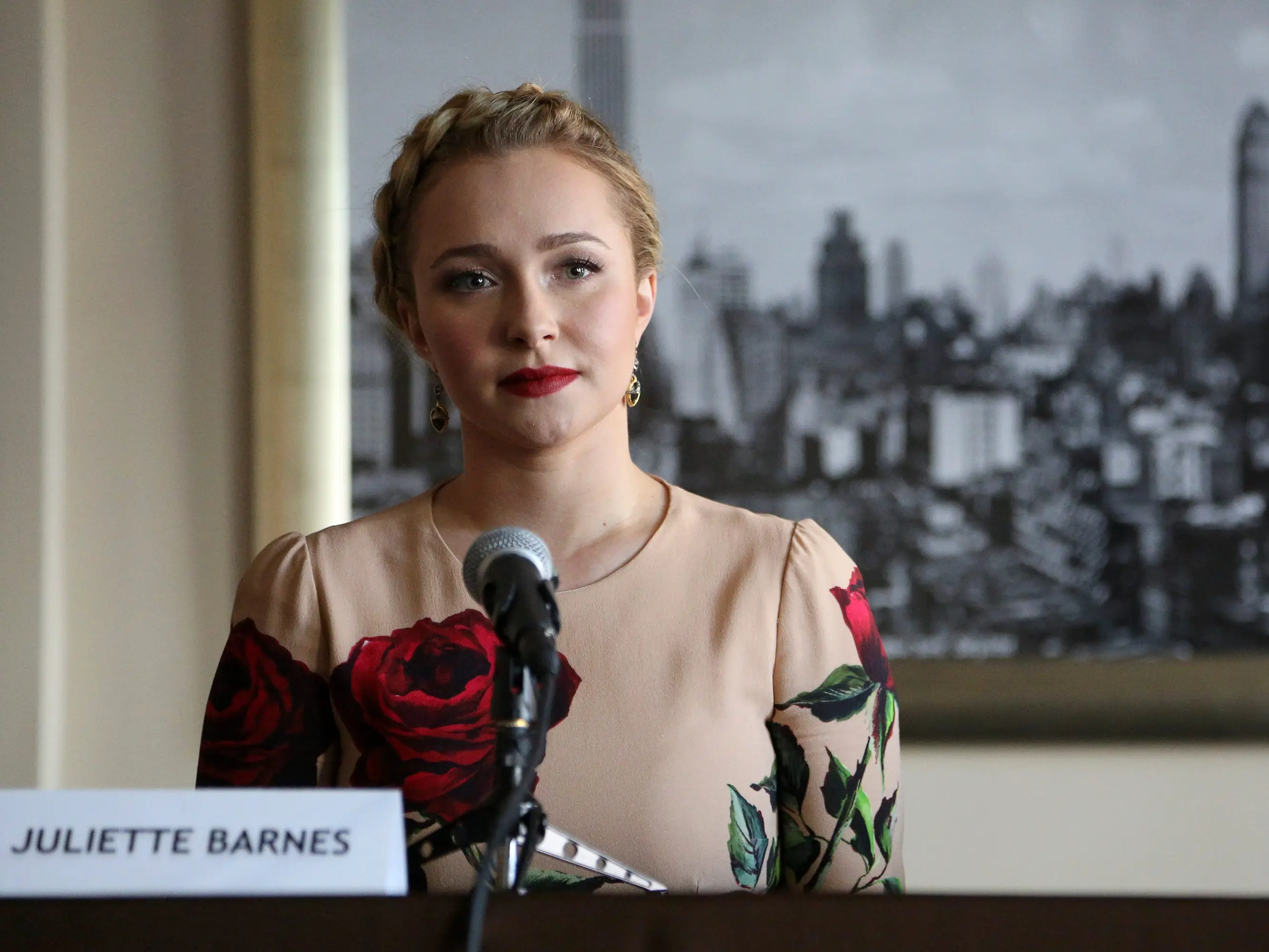 A familiar face-Juliette Barnes-finally returns to Nashville after receiving treatment for postpartum depression and finds herself at a critical crossroads upon her homecoming.