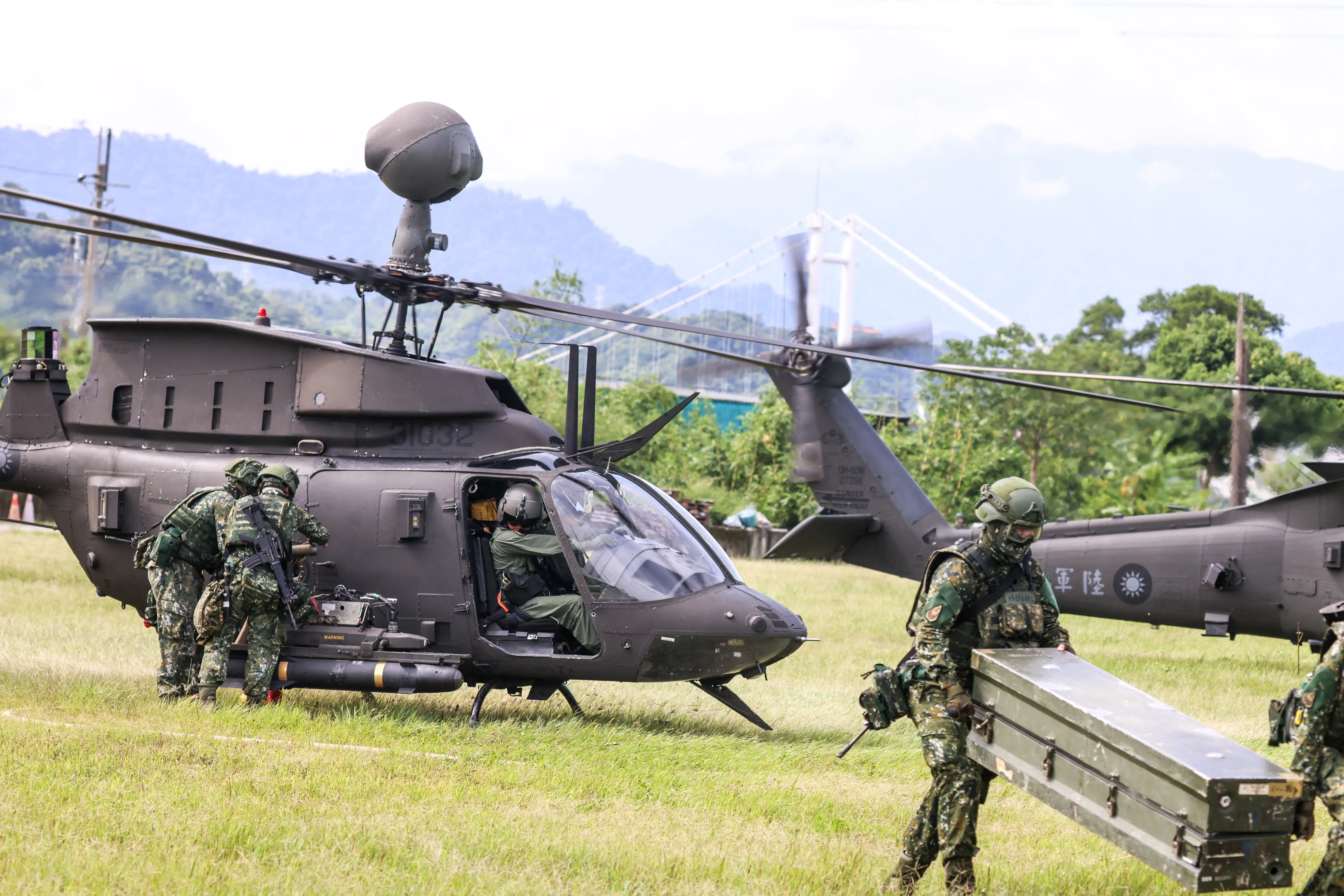 Taiwanese soldiers load AGM-114 Hellfire missiles onto an OH-58D Kiowa Warrior helicopter.