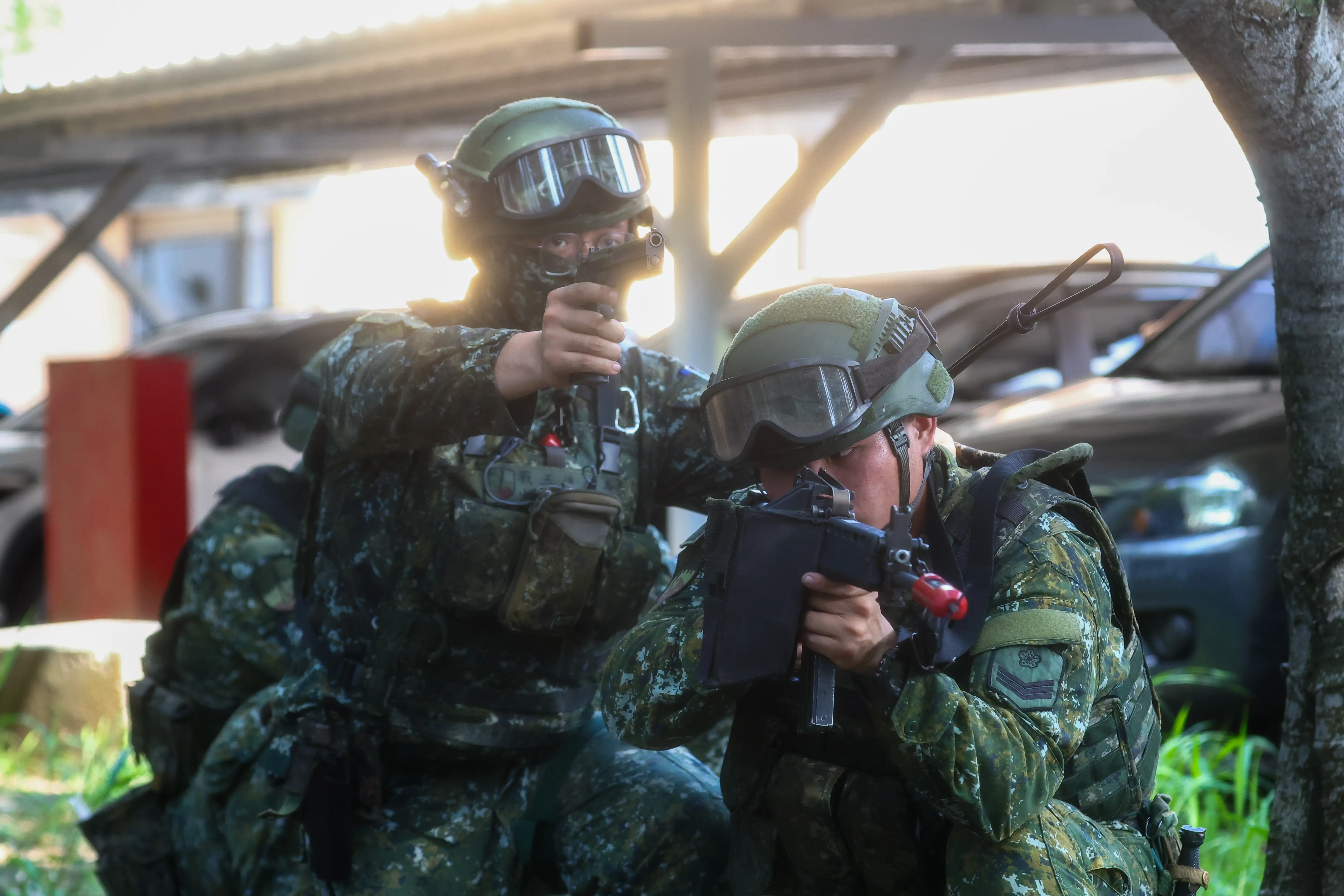 Taiwanese troops hold firearms in a carpark.