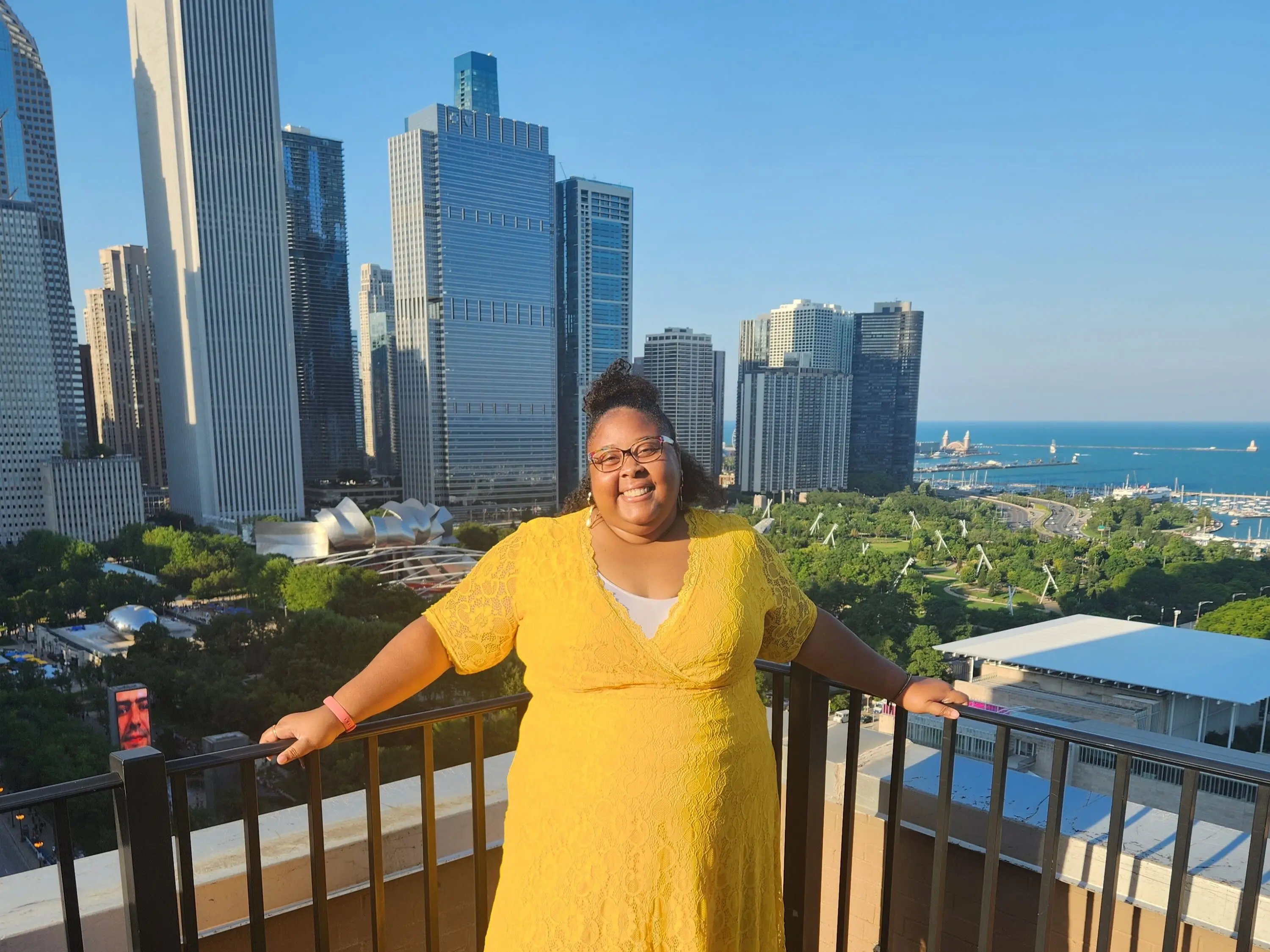 Renita poses for a photo in front of the Chicago skyline.