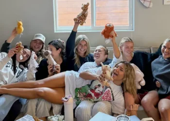 I spent a year living in a beach house with 7 friends. Splitting the bills was surprisingly easy — other things weren’t.