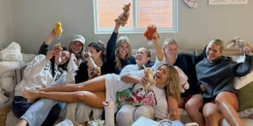 I spent a year living in a beach house with 7 friends. Splitting the bills was surprisingly easy — other things weren’t.
