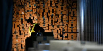 Amazon plots a new ‘Tetromino’ warehouse where robots tackle work that’s notoriously hard to automate