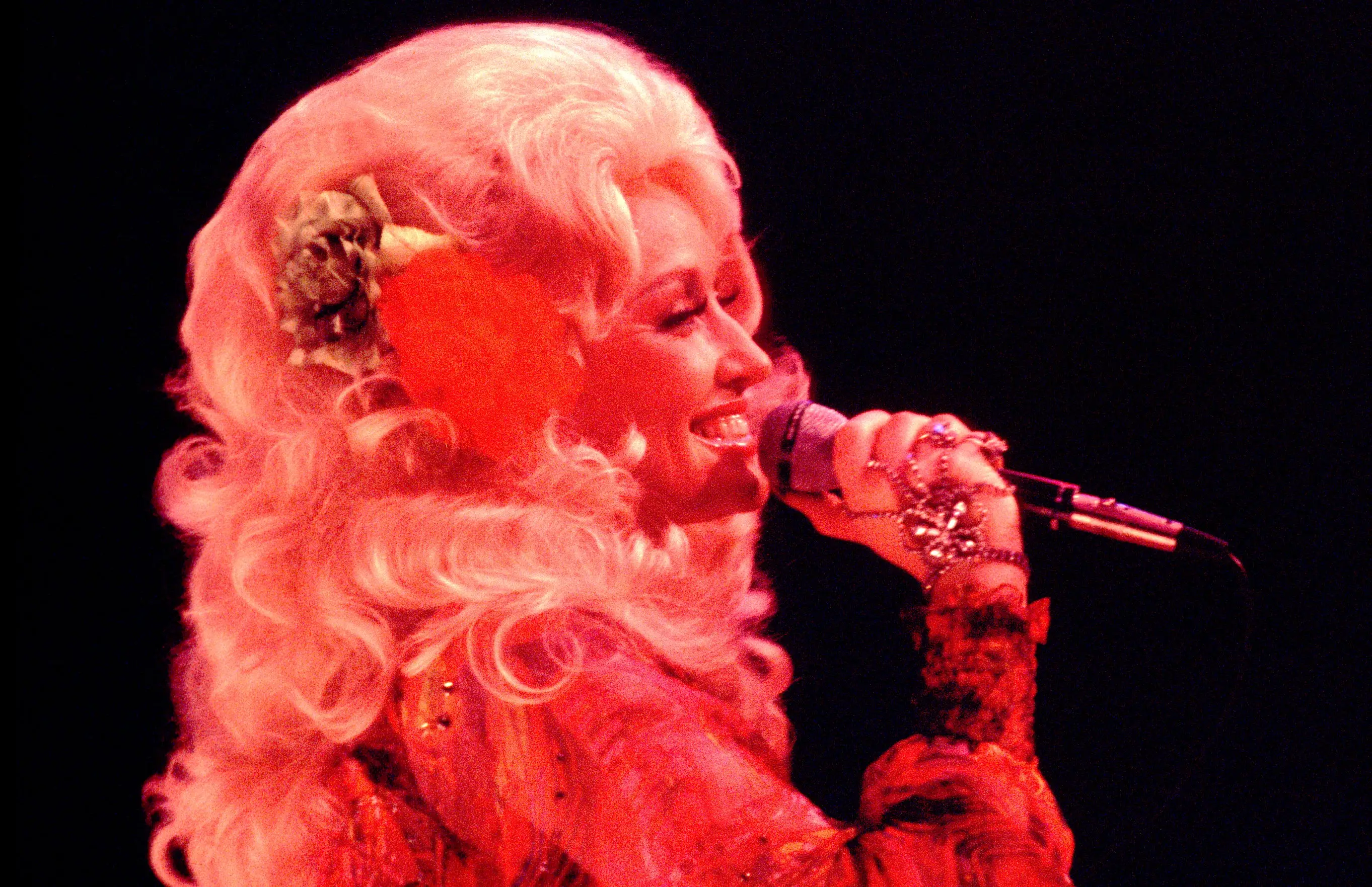 Dolly Parton performs at the Mill Run Theater in Niles, Illinois, in 1977.