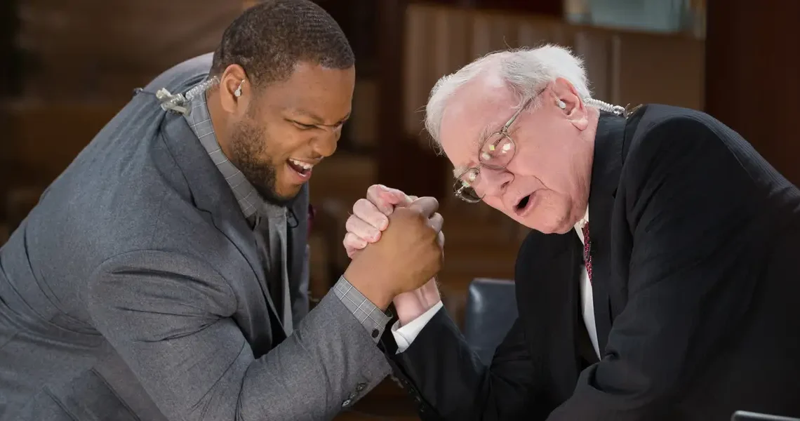 A former NFL player says Warren Buffett taught him 2 lessons about success that he still follows years later