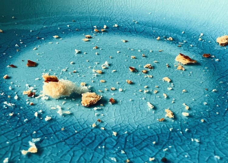 7 Signs the Person You’re Seeing Is Breadcrumbing You