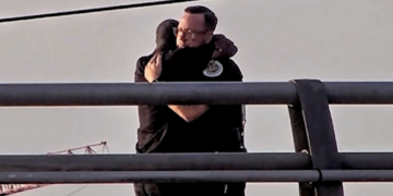 What this officer said to a suicidal man to talk him off a bridge’s edge