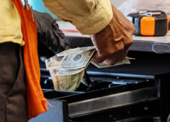 Walmart posts weakest growth in years, a worrying sign of inflation-weary Americans
