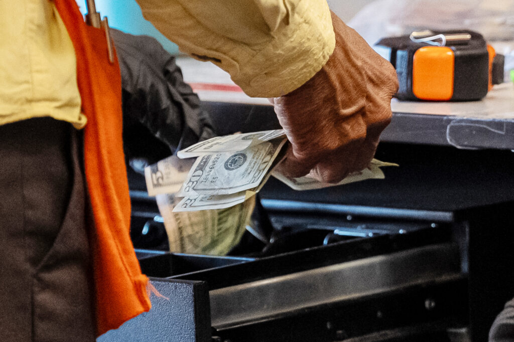 Walmart posts weakest growth in years, a worrying sign of inflation-weary Americans