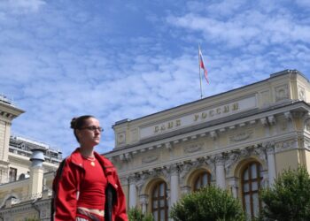 Russians pull billions from banks, fearing Kremlin will seize deposits for war