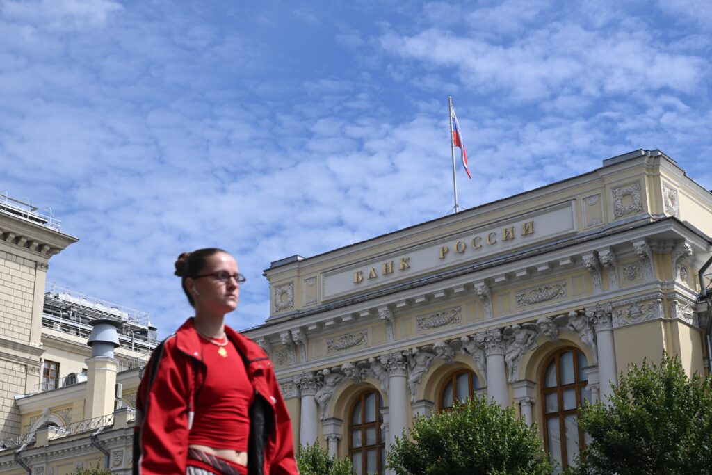 Russians pull billions from banks, fearing Kremlin will seize deposits for war