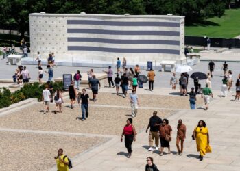 At new military monument, volunteers help faraway families connect