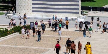 At new military monument, volunteers help faraway families connect