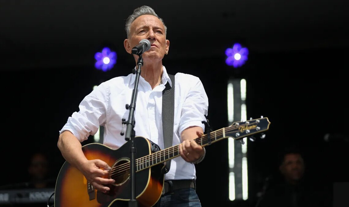New Jersey Icon Surprised Bleachers Fans With Impromptu Appearance While in Town to Visit Namesake Archive